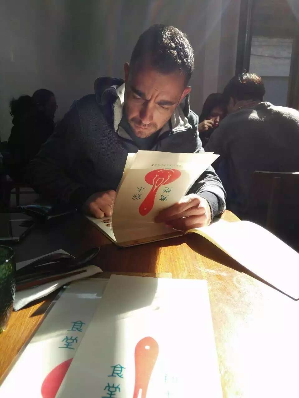 יגאל במסעדה מקומית בסין